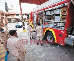 Desde temprano, los elementos del Cuerpo de Bomberos acuden a revisar el equipo e iniciar actividad física. Foto: Emilio Flores