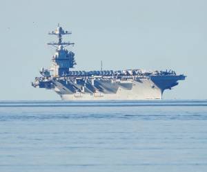 El USS Gerald R. Ford es el portaaviones más grande del mundo, con capacidad para 4.500 tripulantes y 70 aviones, es considerado por la Marina de Estados Unidos como la plataforma de combate más capaz, versátil y letal del mundo.