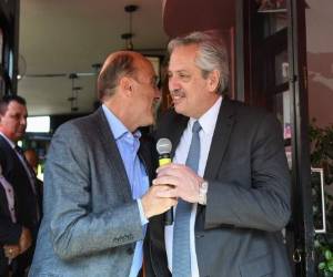 El candidato presidencial de Uruguay del partido gobernante Frente Amplio, Daniel Martínez, y el presidente electo de Argentina, Alberto Fernández, saludan durante una conferencia de prensa después de una reunión en Montevideo. Foto: Agencia AFP.