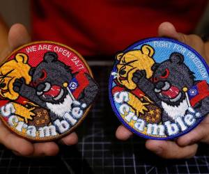 Los parches los llevan algunos pilotos de las fuerzas aéreas taiwanesas y son un mensaje de desafió a Xi, a quien sus detractores representan a veces como el personaje infantil de un oso a quién le gusta mucho la miel.