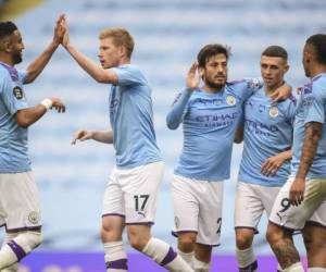 Jugadores del Manchester City celebran su segundo gol en un partido de la Premier League contra el Newcastle, en el estadio Etihad de Manchester, Inglaterra, el miércoles 8 de julio de 2020. (Michael Regan/Pool via AP).