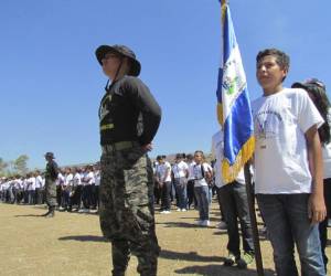 A los menores se les inculca el amor a la patria y a la comunidad donde viven junto a sus familiares. (Fotos: cortesía FF AA)
