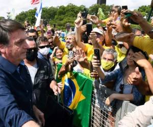 El presidente de Brasil, Jair Bolsonaro, saluda a los partidarios a su llegada al Palacio de Planalto en Brasilia. Foto: Agencia AFP.