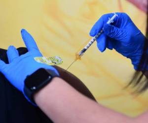 Nueva Zelanda se perfila como uno de los países que mejor respuesta ha tenido frente a la pandemia del coronavirus, utilizando la vacuna Comirnaty que produjo en conjunto con Pfizer. FOTO: AFP