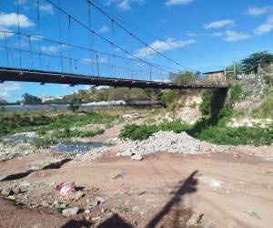 El cadáver fue encontrado cerca de un puente colgante por dónde antes funcionó la empresa Textiles Río Lindo.