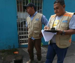 Las cuadrillas del SANAA al encontrar daños realizan los cambios del equipo de medición. Foto: Alex Pérez/El Heraldo