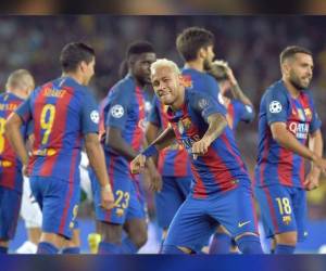 Los jugadores del Barcelona celebra uno de los tantos (Foto: AFP)
