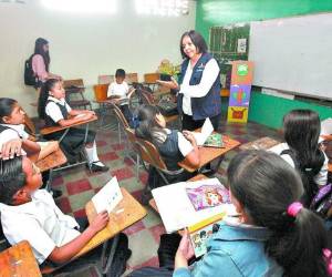 Los docentes solicitan recibir un reajuste salarial de 1,000 lempiras y negocian otros beneficios a favor del magisterio.