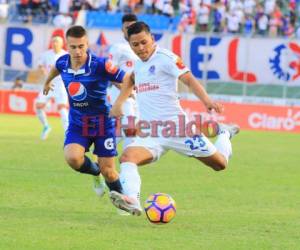 Mayenfisch ante Bryan Moya en el clásico Olimpia vs Motagua en el estadio Nacional. (Foto: Ronal Aceituno / Grupo Opsa)