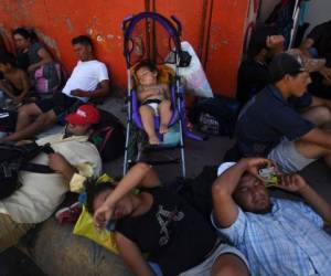 Los migrantes hondureños, que participan en una caravana que se dirige a los Estados Unidos, descansan en un campamento improvisado durante una parada en su viaje, en Huixtla, estado de Chiapas, México, el 23 de octubre de 2018.