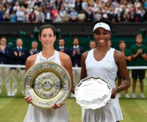 Muguruza mostrando su trofeo del primer lugar, Venus Williams se quedó con el segundo en Wimbledon. (Fotos: Agencias / AFP)
