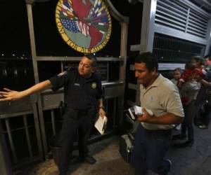 El informe dice que el problema hizo que los agentes tuvieran que borrar información sobre admisión inicial de familias que llegaban juntas. Foto: AP.