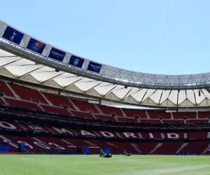 Los jardineros trabajan en el campo de juego en el Estadio Metropolitano de Wanda en Madrid antes del último partido de fútbol de la UEFA Champions League entre Liverpool y Tottenham Hotspur. Foto: Javier Soriano/Agencia AFP.