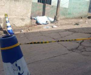 El cuerpo del hombre quedó tirado al costado de una vivienda.