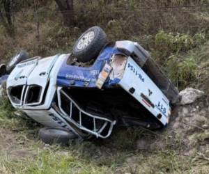 El percance dejó como resultado cuatro agentes fallecidos y otros siete gravemente heridos, todos se desplazaban en la unidad policial al momento del impacto.