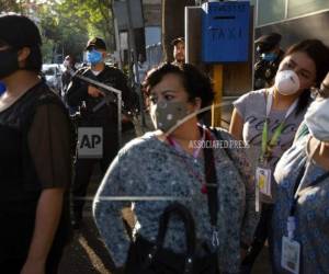 Enfermeras se concentran en el exterior de un hospital público para protestar por la falta de equipos de protección, en la Ciudad de México. Foto: AP.