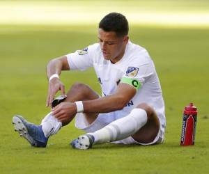 Javier 'Chicharito' Hernández (14) se acomoda las espinilleras durante el partido contra el Houston Dynamo. Foto: AP.