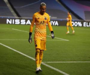 El portero del PSG, Keylor Navas, abandona el campo después de lesionarse durante el partido de fútbol de cuartos de final de la Liga de Campeones entre Atalanta y Paris Saint-Germain, en el estadio Luz de Lisboa, Portugal, el miércoles 12 de agosto de 2020.