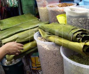 La Navidad, época en la que el olor a nacatamales, torrejas y rosquillas en miel inunda los hogares. Tan solo falta una semana para este día tan ansiado, donde la familia comparte las tradicionales comidas. Así se prepara el mercado capitalino este año.