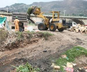 Con máquinas retroexcavadoras se retiraron los desechos sólidos y de construcción .Foto: Efraín Salgado /El Heraldo