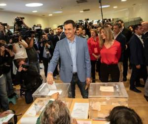 El presidente del Gobierno español y candidato del Partido Socialista Pedro Sánchez vota en un centro electoral durante las elecciones generales de España en Pozuelo de Alarcón, a las afueras de Madrid, el domingo 28 de abril de 2019. (AP Foto/Bernat Armangue)
