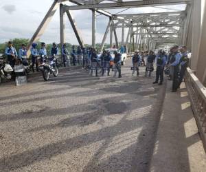 Elementos policiales resguardan puente en el sur de Honduras para evitar que manifestantes bloqueen el paso. Foto: Cortesía.
