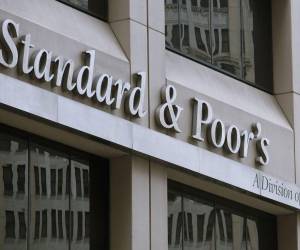 El informe de Standard &amp; Poor's destaca que Honduras logró mejorar su perspectiva crediticia a estable gracias a un entorno político más predecible y a ajustes en su política económica tras el cambio de gobierno.