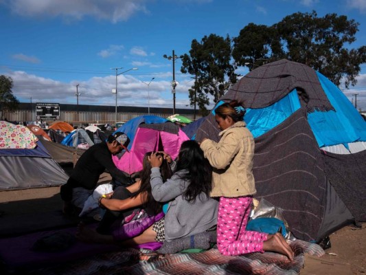 Los migrantes centroamericanos que han caminado durante un mes por Centroamérica y México en los Estados Unidos, permanecen en un refugio temporal en Tijuana, estado de Baja California, México, cerca de la frontera con los Estados Unidos, el 28 de noviembre de 2018. / AFP / Guillermo Arias.