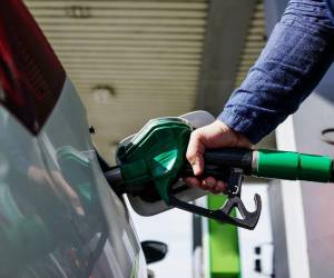 En Honduras, donde las gasolinas han subido entre 11 y 15 centavos y se venden a entre 4,27 y 3,81 dólares el galón, el gobierno asumirá el 50% del alza de los precios de la regular y el diésel.