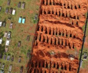 Tumbas recién cavadas quedan expuestas en el cementerio de Campo da Esperanca, Brasilia. Foto: AP.