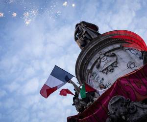 Miles de franceses salieron a celebrar frente al Monumento La República.