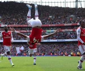 El delantero de Arsenal Pierre-Emerick Aubameyang, en el aire, celebra tras anotar el segundo gol de su equipo en un partido de la LIga Premier inglesa contra Burnley en Londres el sábado, 17 de agosto de 2019. Foto: Agencia AP / Yui Mok / PA