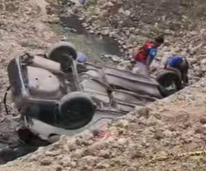 El taxi quedó volcado en una hondonada de la colonia Reynel Fúnez; el conductor resultó ileso.