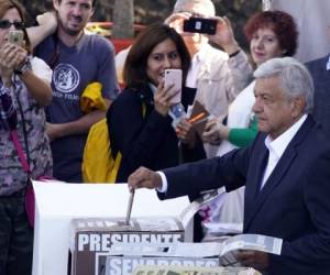 El candidato presidencial Andrés Manuel López Obrador, del partido MORENA, emite su voto durante las elecciones generales en la Ciudad de México, el domingo 1 de julio de 2018. (AP Foto / Ramón Espinosa)