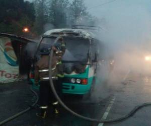 Todos los pasajeros fueron bajados antes de prenderle fuego al bus (Foto: El Heraldo Honduras/ Noticias de Honduras)
