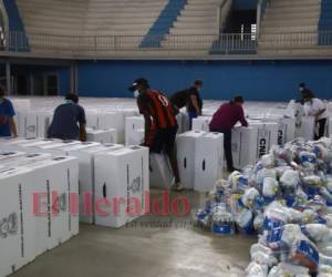 En el Distrito Central se llevó a cabo la distribución de las últimas maletas electorales restantes. Foto: EL HERALDO