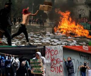 Las jornadas de protestas y saqueos han dejado a la fecha 18 muertos en Chile, entre ellos un menor de edad. Foto: AFP.