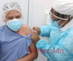 En Honduras se ha vacunado a 2,750 trabajadores de la salud con dos dosis de Moderna y con la primera dosis de AstraZeneca a 55,705 trabajadores. Foto: Efraín Salgado/El Heraldo