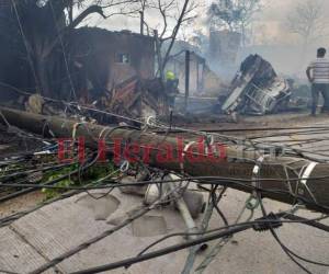 Un camión cargado de combustible se volcó el pasado 13 de octubre en la salida al sur, a la altura de Germania. El conductor de la unidad murió carbonizado, mientras que varias viviendas y automóviles quedaron destruidos. Foto: Aníbal Vásquez / EL HERALDO.