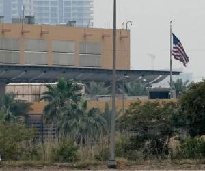 La embajada contempla la posibilidad de que algunos no quieran o no puedan hacerlo y les pide mantenerse alerta, pasar desapercibidos y estar preparados para refugiarse.