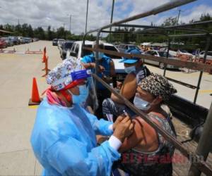 Algunas personas esperaron hasta 10 horas para recibir la primera dosis de la vacunana anticovid de Pfizer. Foto: Johny Magallanes/ EL HERALDO.