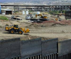 Veteranos de guerra de la asociación United Constitutional Patriots comenzaron este fin de semana la construcción del primer muro 'privado' en la frontera entre Estados Unidos con México, financiado con donaciones de simpatizantes del presidente Donald Trump. Fotos AFP