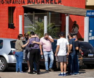 Familiares acuden a la Escuela Aquarela en Saudades, Brasil, ante reportes de que un hombre apuñaló a niños allí. Foto: AP.