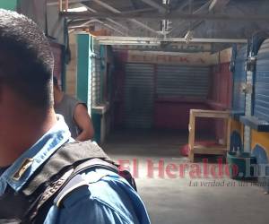 El cuerpo fue abandonado cerca de una mesa de madera frente a un local donde funciona un salón de belleza.