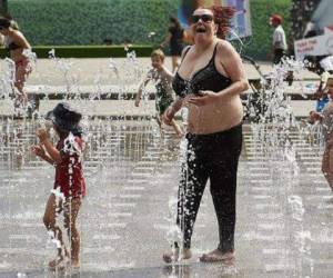Los hondureños en España tienen que buscar métodos alternos para refrescarse por la ola de calor. Foto: Agencia AFP
