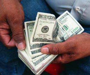 Según el INE, uno de cada cuatro hogares recibió al menos una remesa en 2022. El estudio indica que hay hogares en los que dependen completamente del dinero que envían sus parientes en el extranjero.