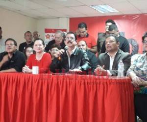 Momento en que el exmandatario Manuel Zelaya Rosales da lectura al comunicado de Libre. Foto Efraín Salgado| EL HERALDO