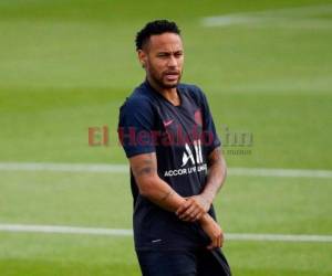 Neymar quiere regresar al Barcelona así le toque reducir su salario a la mitad.