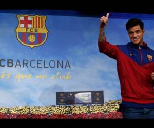 Philippe Coutinho en su presentación este domingo en la sede del FC Barcelona en España. Foto: Agencia AP.