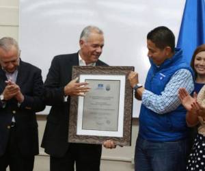 Álvarez recibió un pergamino de reconocimiento de parte del presidente del CCPN, Reinaldo Sánchez. Foto Twitter